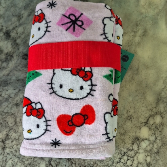 2 Pack Hello Kitty Pink Towel with Red Accents - Picture 2 of 3